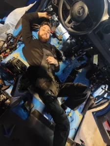 Hr. Walburg unter Armaturentafel